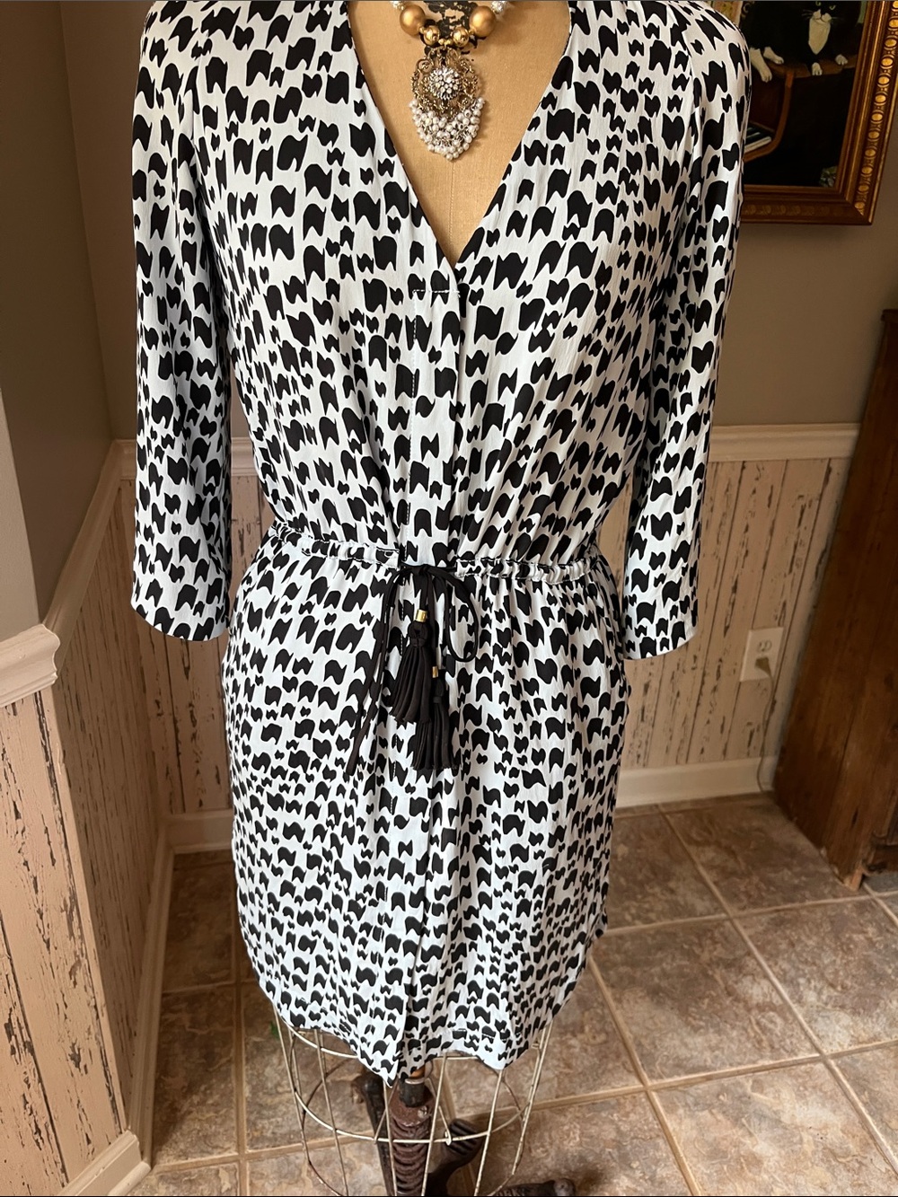 Diane Von Furstenberg Black and Grey Printed V-Neck Midi Dress sz 4